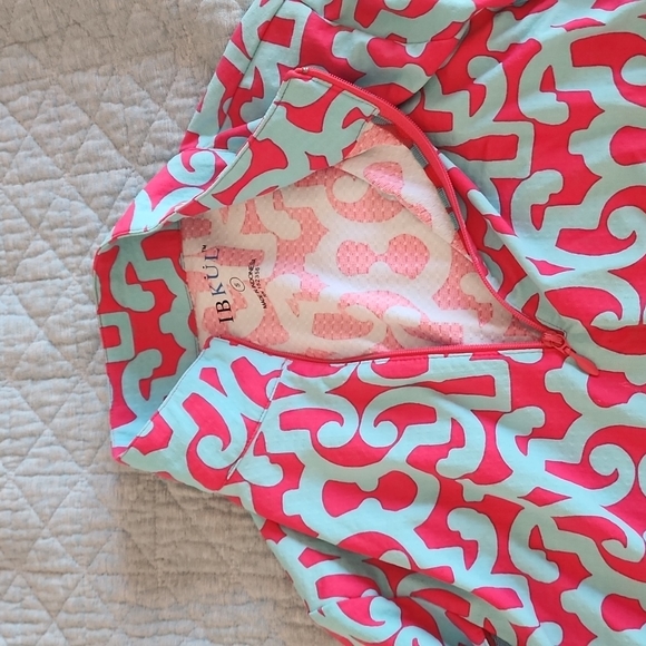 Long sleeves zip mock neck. - Picture 3 of 4